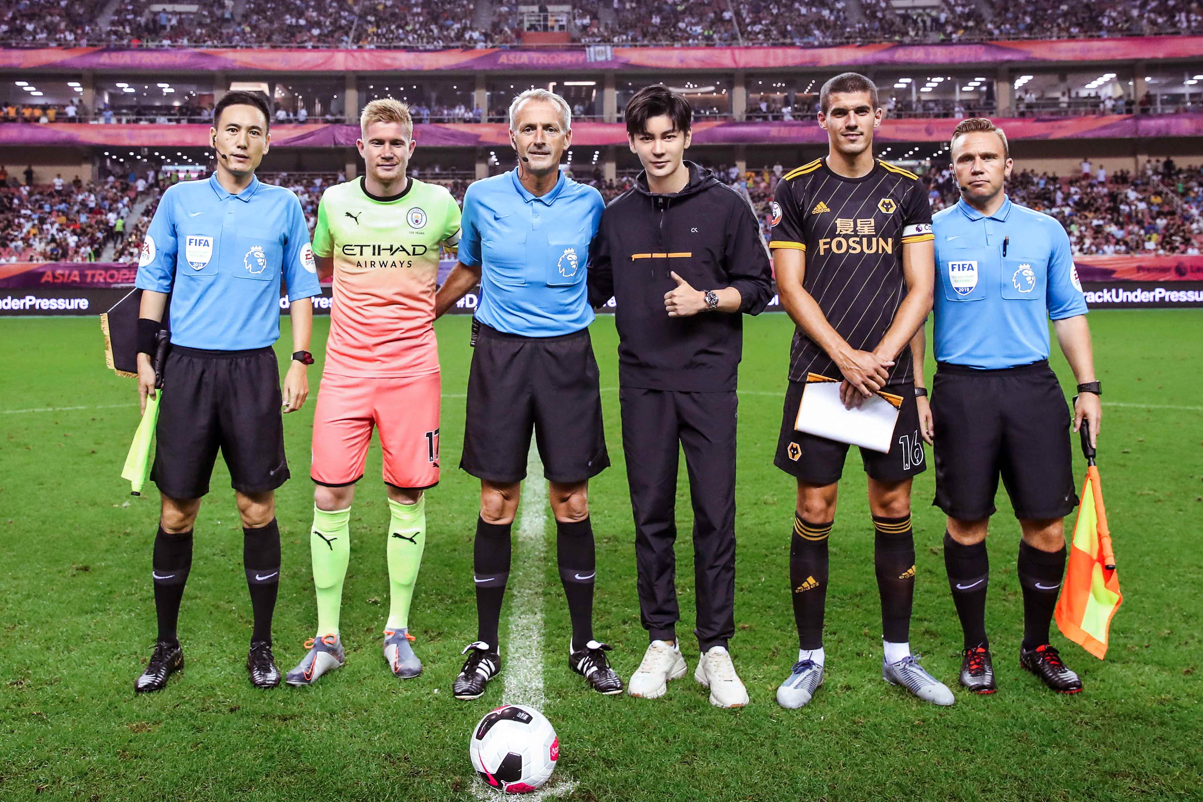 俱乐部的 俱乐部的